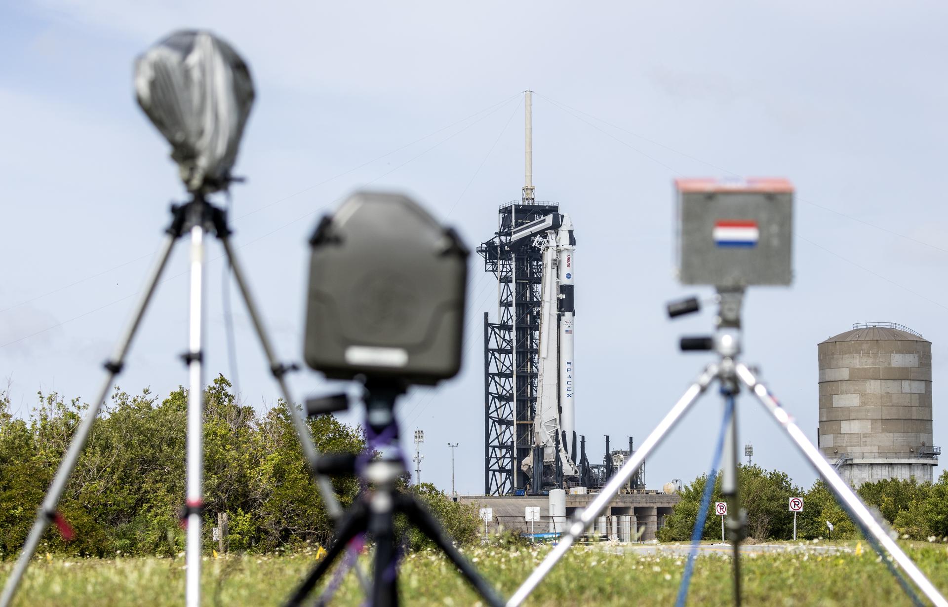 La nave espacial SpaceX Dragon Endeavor de la NASA, a bordo de un cohete Falcon 9, que transportará al Crew-8, este 2 de marzo de 2024.  EFE/EPA/Cristóbal Herrera Ulashkevich
