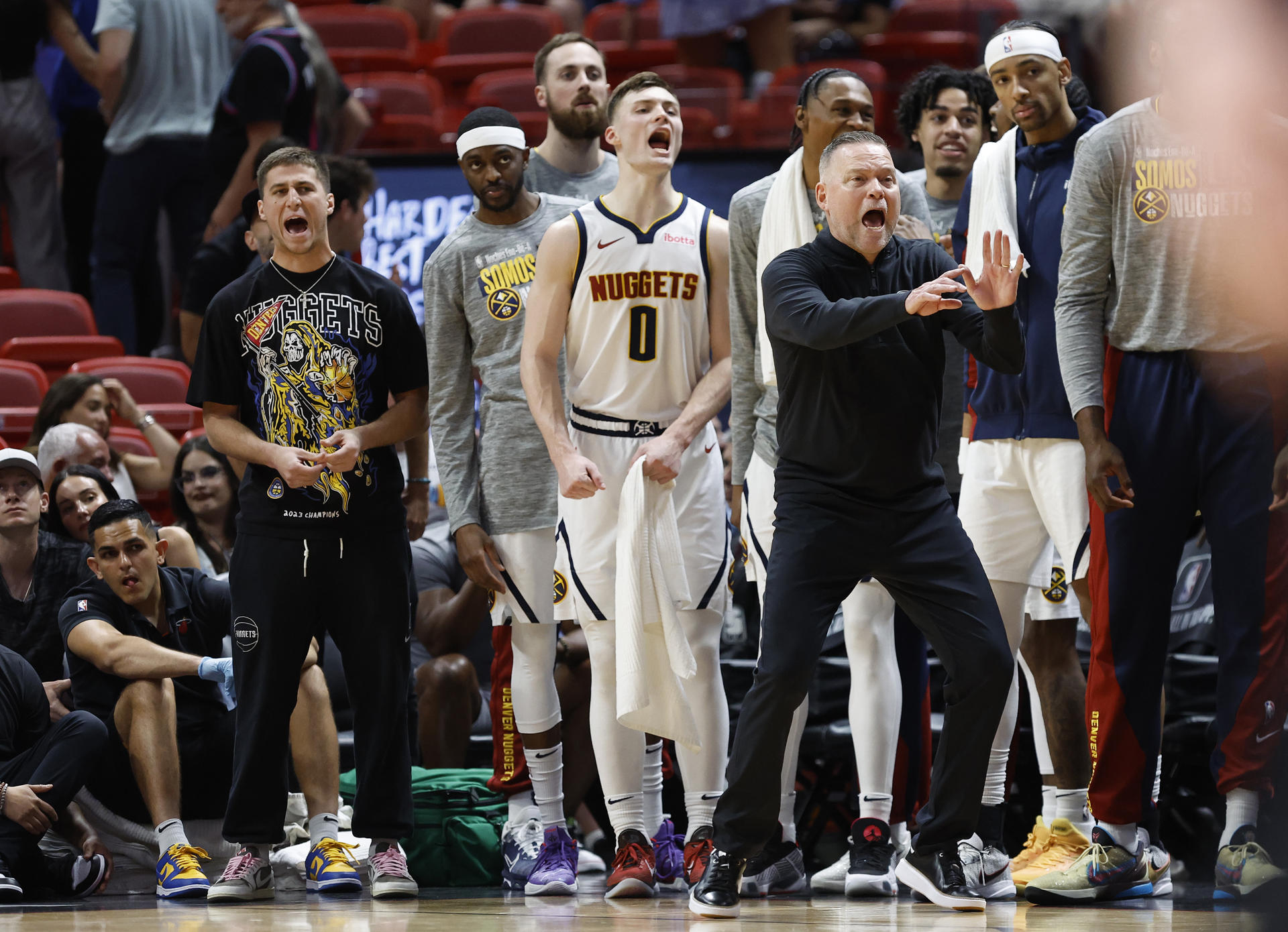 Michael Malone (3d), entrenador de los Nuggets de Denver, fue registrado este miércoles, 13 de marzo, al darle instrucciones a sus jugadores, durante un partido de la NBA contra los Heat de Miami, en el coliseo Kaseya Center, en Miami (Estados Unidos). EFE/Rhona Wise
