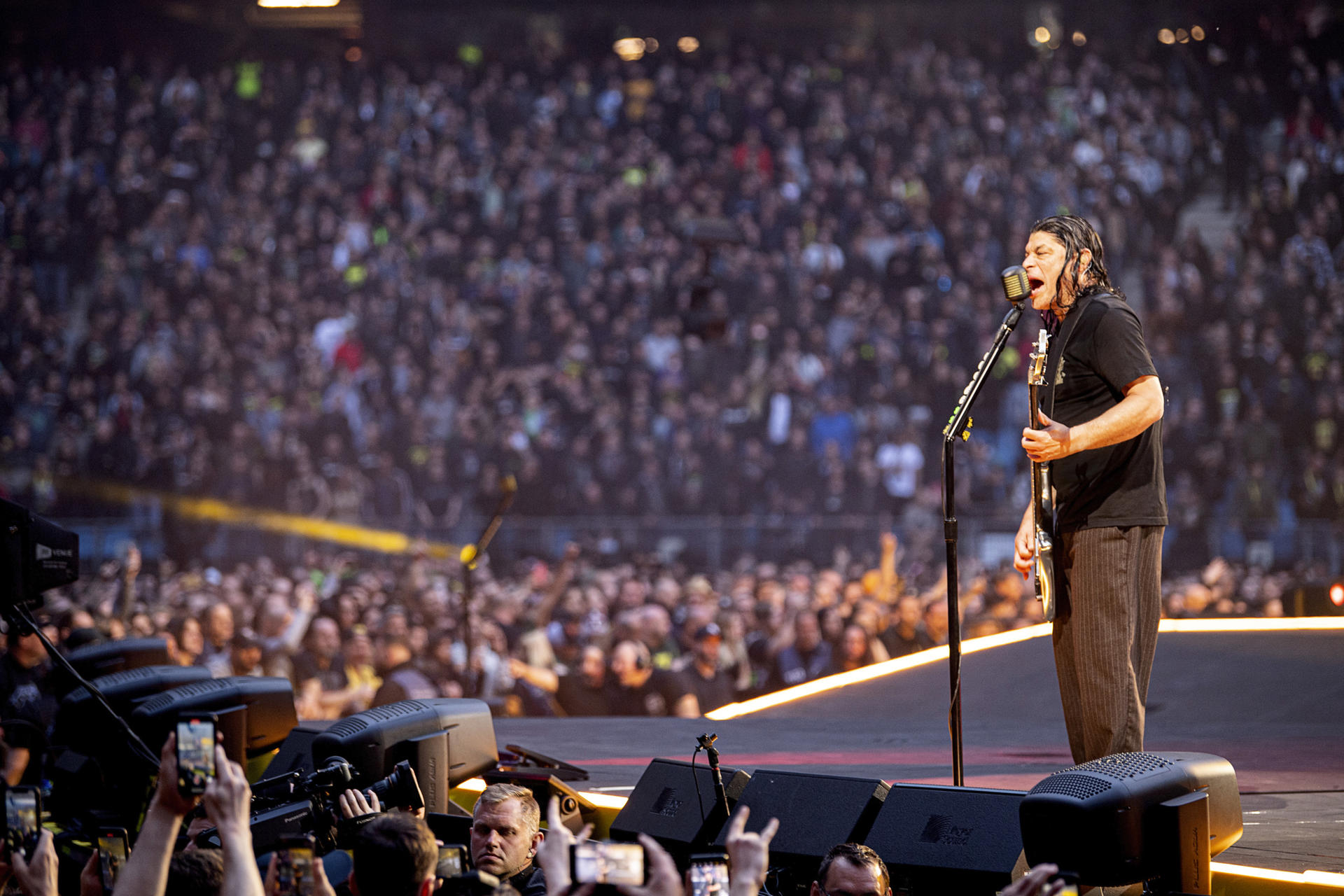 Fotografía cedida por Ross Halfin que muestra al bajista del grupo Metallica Robert Trujillo durante un concierto. EFE/ Ross Halfin SÓLO USO EDITORIAL/SÓLO DISPONIBLE PARA ILUSTRAR LA NOTICIA QUE ACOMPAÑA (CRÉDITO OBLIGATORIO)
