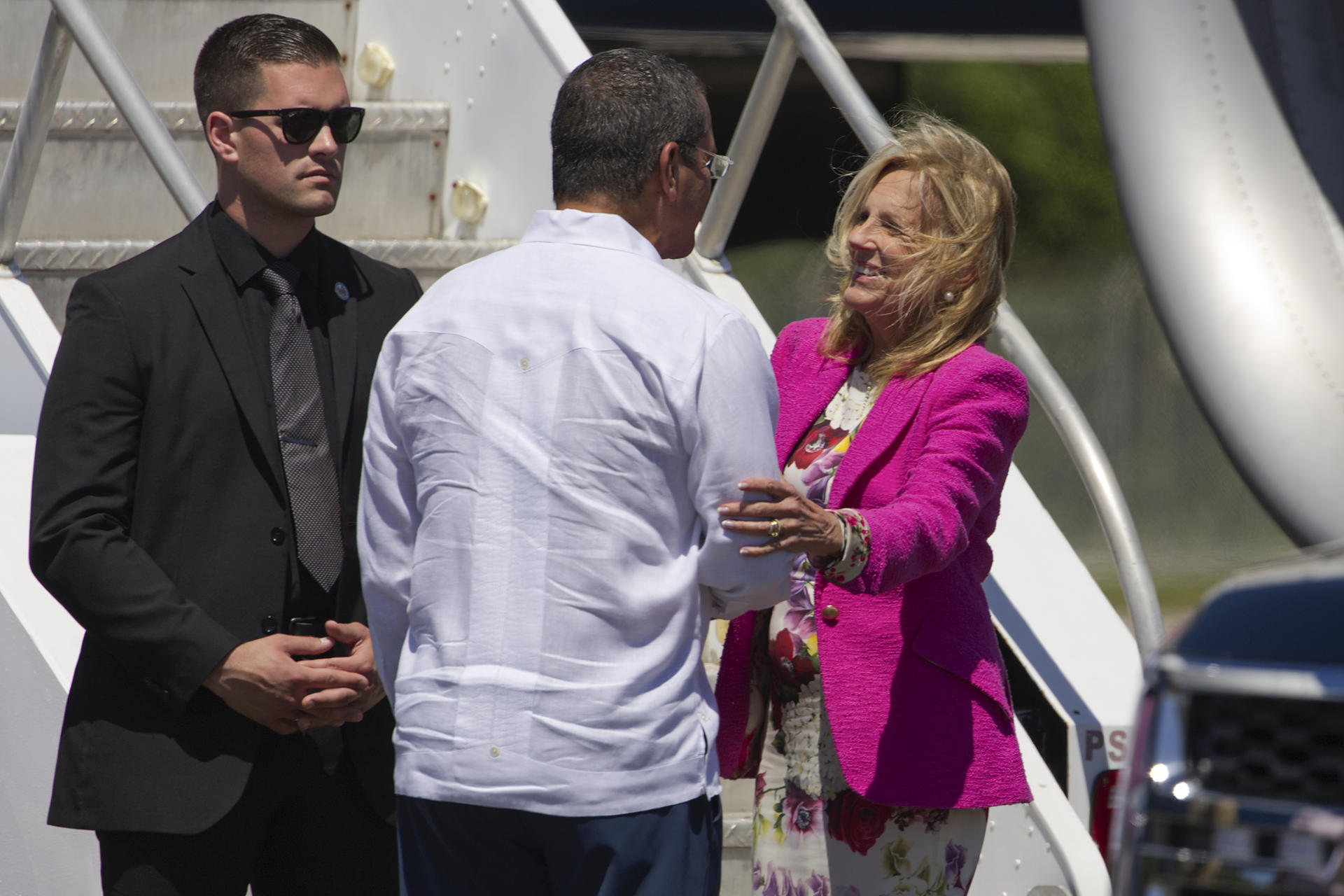 La primera dama de los Estados Unidos Jill Biden (d) saluda al gobernador de Puerto Rico Pedro Pierluisi a su llegada a la Base Muñiz de la Guardia Nacional Aérea de Puerto Rico este domingo, en Carolina 14 km al este de San Juan (Puerto Rico). EFE/ Thais Llorca
