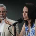 La directora de Cambio Climático de WWF, Ninel Escobar (d), y el director de WWF, Jorge Rickards (i), participan este martes en la presentación de la iniciativa "Pacto de los Plásticos México", en la Ciudad de México (México). EFE/ Isaac Esquivel