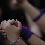 Mujeres colocan una ofrenda para todas las víctimas de feminicidio en la columna del Ángel de la Independencia en Ciudad de México (México). Imagen de archivo. EFE/Sáshenka Gutiérrez