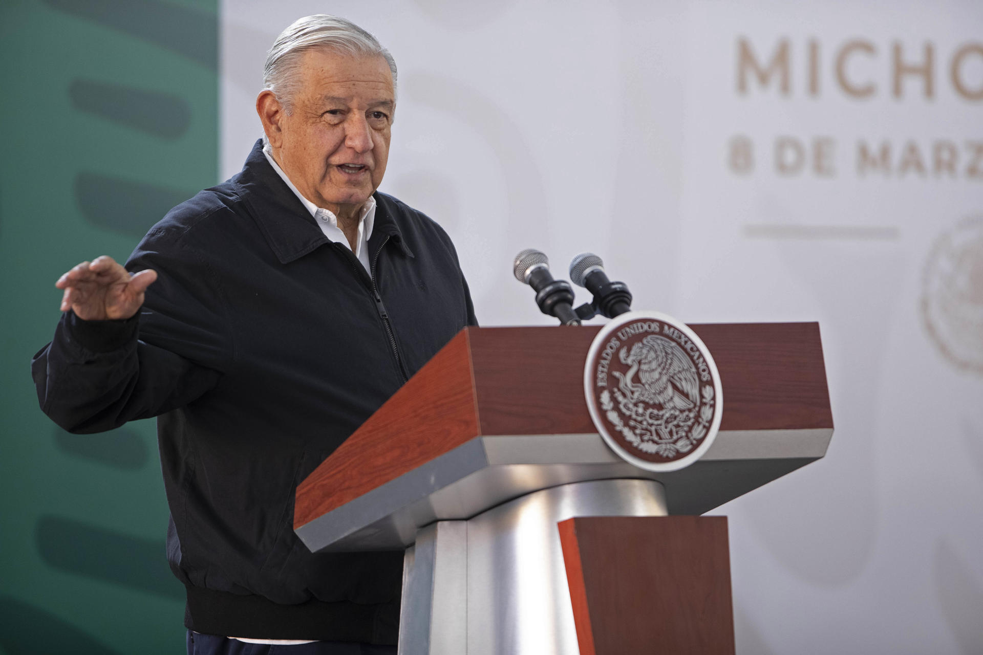 El presidente de México, Andrés Manuel López Obrador, habla durante una rueda de prensa este viernes en Morelia (México). EFE/ Iván Villanueva
