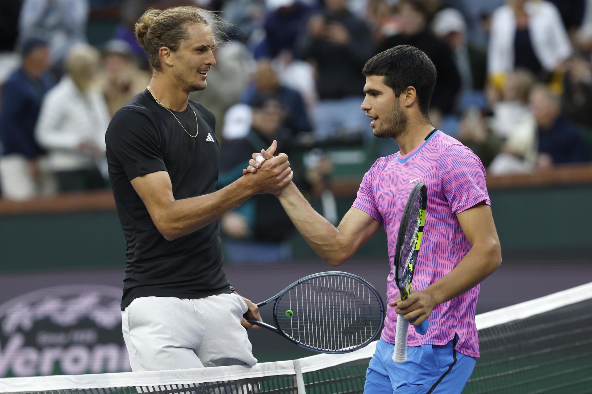 El tenista español Carlos Alcaraz (d) fue registrado este jueves, 14 de marzo, al saludar al alemán Alexander Zverev (i), tras vencerlo en un partido de los cuartos de final del Masters 1.000 de India Wells, en Indian Wells (California, EE.UU.) EFE/John G. Mabanglo
