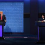 Fotografía de archivo fechada el 22 de octubre de 2020 del entonces presidente y ahora candidato a la Presidencia, Donald J. Trump (i), junto al entonces candidato demócrata y actual presidente en busca de reelección, Joe Biden, durante un debate presidencial en el Curb Event Center de la Universidad Belmont en Nashville, Tennessee (EE.UU.). EFE/ Michael Reynolds