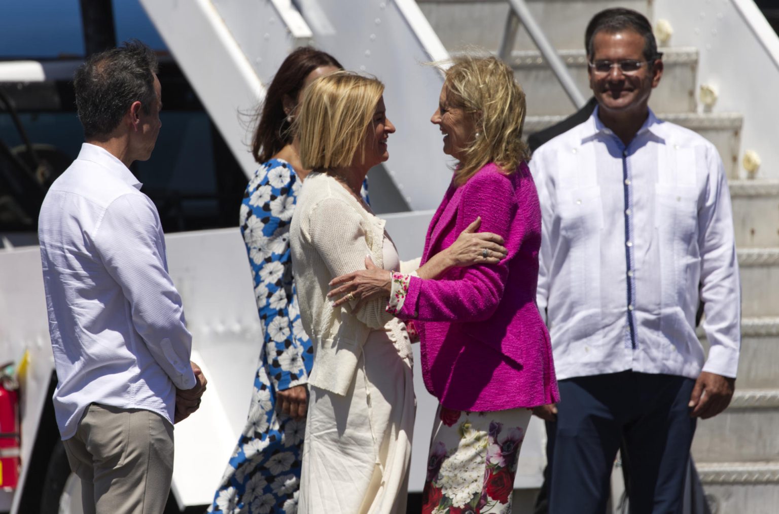 La primera dama de los Estados Unidos Jill Biden (2-d) saluda a la directora de la Oficina Ejecutiva del Gobernador de Puerto Rico Caridad Pierluisi (2-i) junto al alcalde de San Juan Miguel Romero (i) y el gobernador de Puerto Rico Pedro Pierluisi (d) a su llegada a la Base Muñiz de la Guardia Nacional Aérea de Puerto Rico este domingo, en Carolina 14 km al este de San Juan (Puerto Rico). EFE/ Thais Llorca