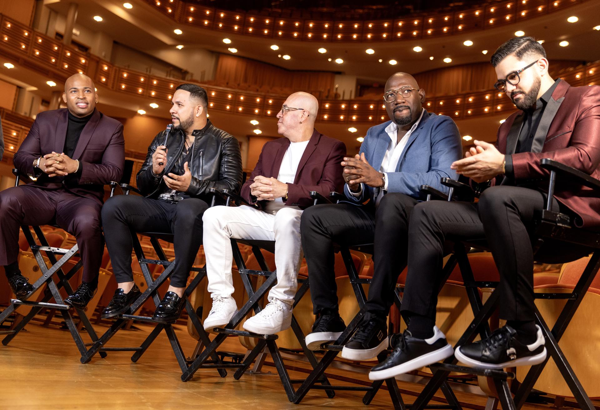 Los miembros de la banda colombiana de salsa Niche (i-d) Luis Araque, Rodolfo Echeverria, Jose Aguirre, Alex Torres y Alejandro Inigo, atienden a los medios durante el anuncio de su 'Pachanguero Tour' en el Adrienne Arsht Center Knight Concert Hall en Miami, Florida, EE.UU.. EFE/CRISTOBAL HERRERA-ULASHKEVICH
