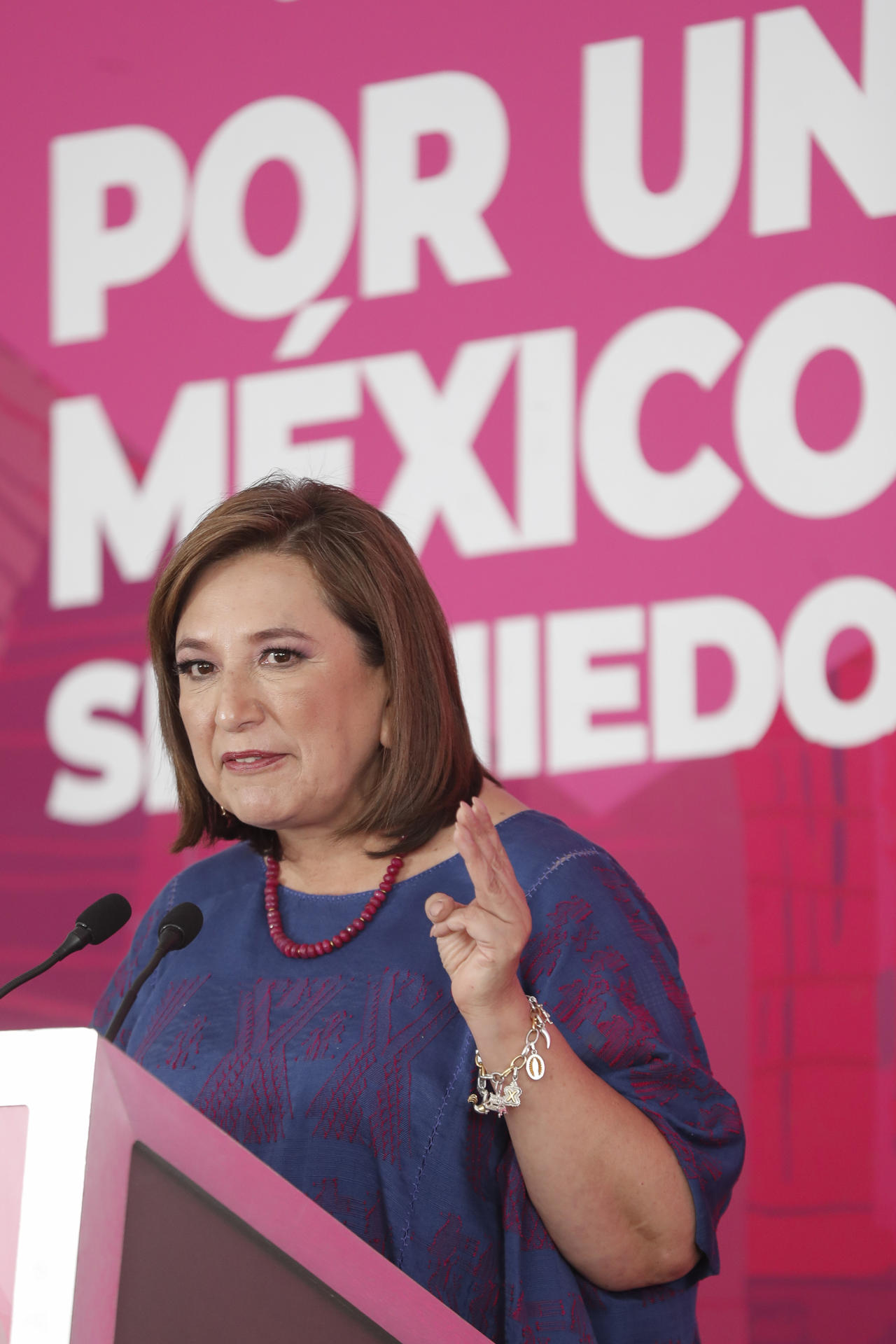 La candidata presidencial del frente opositor Fuerza y Corazón por México Xóchitl Gálvez habla durante la conferencia de prensa "Sin miedo a la verdad", este jueves en la Ciudad de México (México). EFE/ Isaac Esquivel
