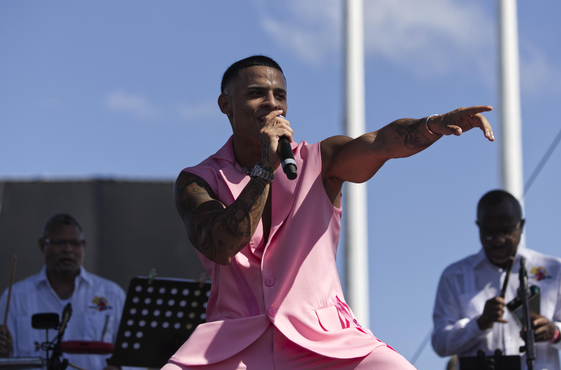 El cantante Christian Alicea se presenta durante el 40 aniversario del Día Nacional de la Salsa, este domingo en el Estadio Hiram Bithorn, en San Juan (Puerto Rico). EFE/ Thais Llorca
