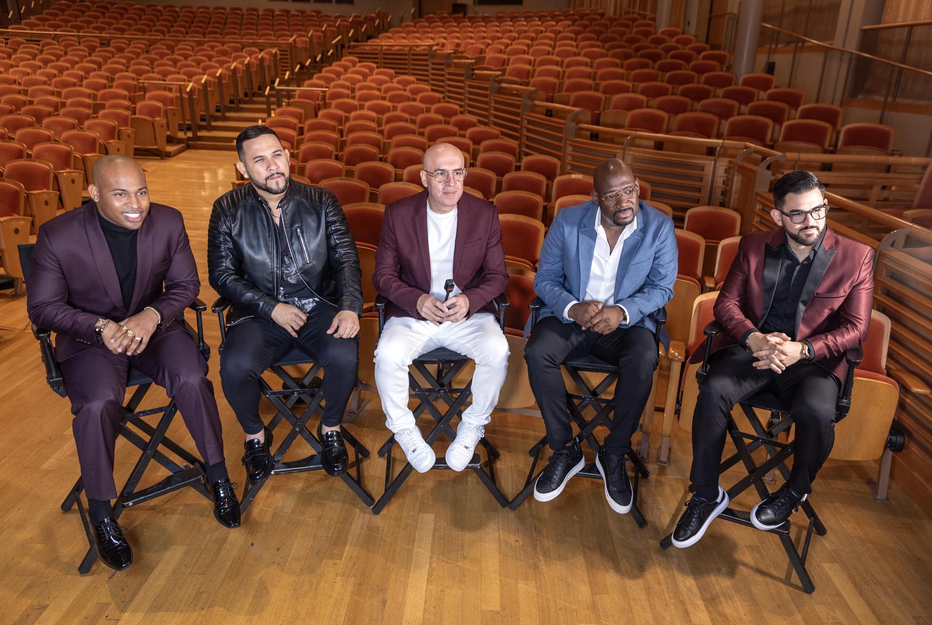 Los miembros de la banda colombiana de salsa Niche (i-d) Luis Araque, Rodolfo Echeverria, Jose Aguirre, Alex Torres y Alejandro Inigo, atienden a los medios durante el anuncio de su 'Pachanguero Tour' en el Adrienne Arsht Center Knight Concert Hall en Miami, Florida, EE.UU.. EFE/CRISTOBAL HERRERA-ULASHKEVICH
