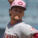 Fotografía de archivo en la que se registró al lanzador dominicano Luis Castillo, al actuar para los Rojos de Cincinnati de la MLB, en Los Ángeles (California, EE.UU.).  EFE/Mike Nelson