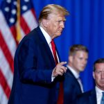 Fotografía fechada el 02 de marzo de 2024 del expresidente estadounidense y candidato presidencial republicano Donald Trump en un evento de campaña 'Get Out the Vote Rally' en el complejo Greensboro Coliseum en Greensboro, Carolina del Norte (EE. UU). EFE/ Erik S. Lesser