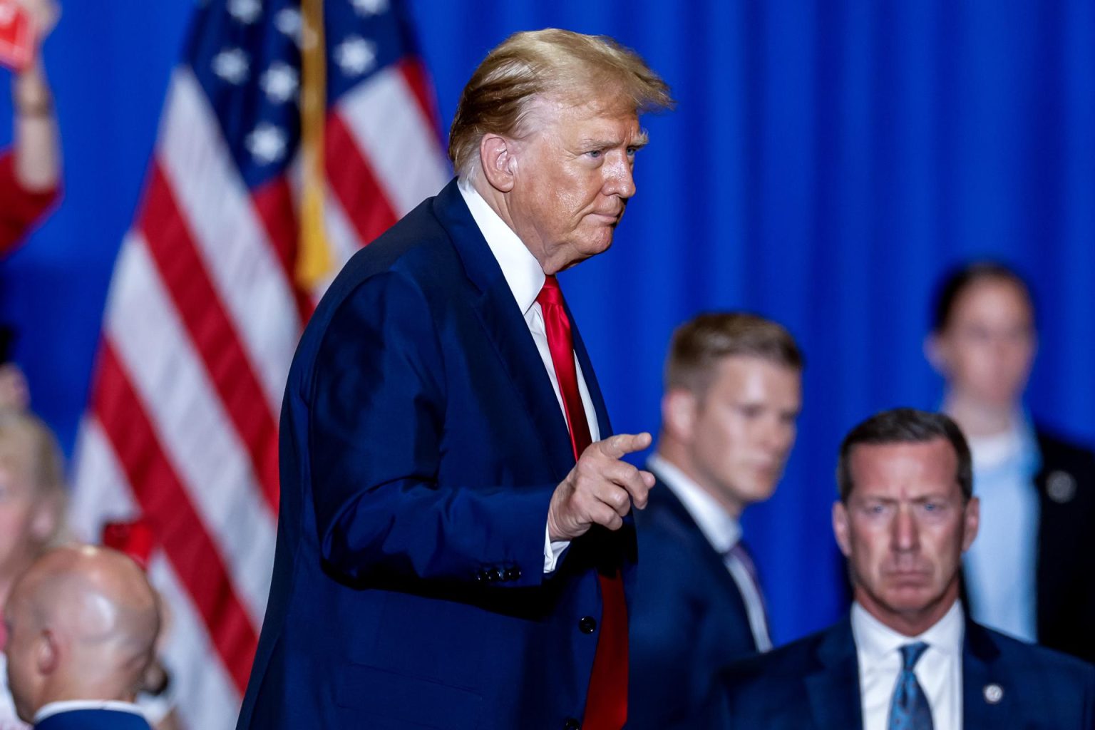 Fotografía fechada el 02 de marzo de 2024 del expresidente estadounidense y candidato presidencial republicano Donald Trump en un evento de campaña 'Get Out the Vote Rally' en el complejo Greensboro Coliseum en Greensboro, Carolina del Norte (EE. UU). EFE/ Erik S. Lesser