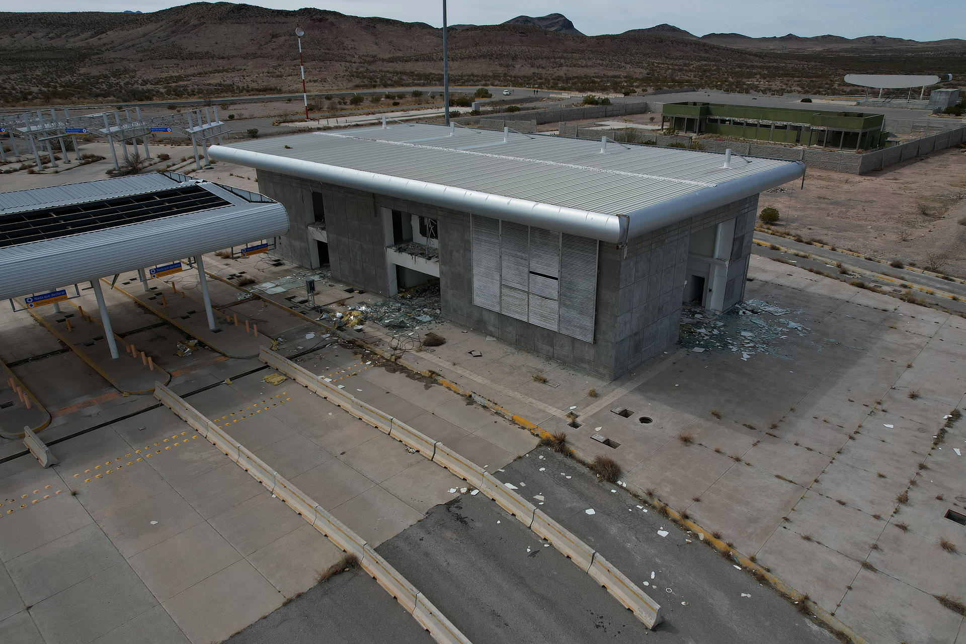 Fotografía aérea que muestra las instalaciones de una aduana abandonada en la cual se construirá una nueva estación migratoria, el 7 de marzo de 2024, en Ciudad Juárez, Chihuahua (México). EFE/ Luis Torres
