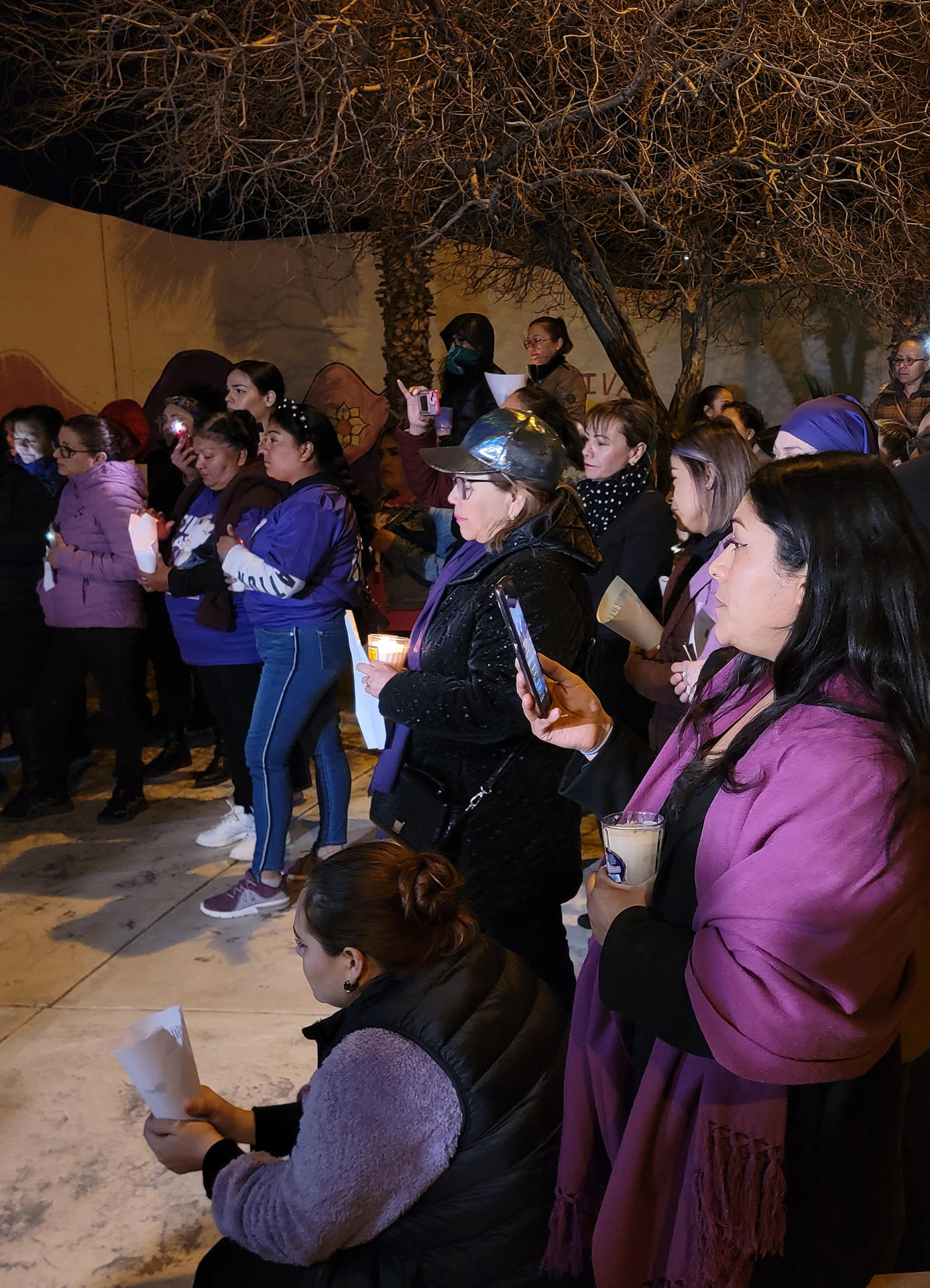 Diferentes agrupaciones feministas y familiares de victimas realizaron una vigilia la madrugada de este viernes, en Ciudad Juárez en el estado de Chihuahua (México). EFE/Luis Torres
