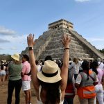 Turistas y visitantes se reúnen para recibir la llegada del equinoccio de primavera este jueves, en la zona arqueológica de Chichen Itza en la ciudad de Mérida, Yucatán (México). EFE/Lorenzo Hernández