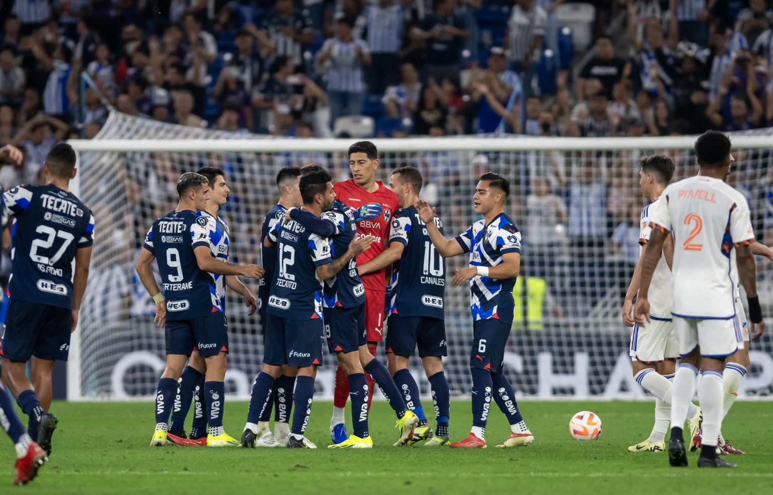 Jugadores de los Rayados de México fueron registrados este jueves, 14 de marzo, al festejar su victoria sobre Cincinnati de Estados Unidos, al final del partido de vuelta de esta llave de los octavos de final de la Copa de Campeones de la Concacaf, en el Estadio BBVA, en Monterrey (México). EFE/Miguel Sierra