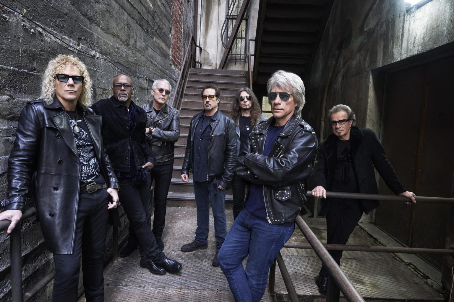 Fotografía cedida por Mark Seliger donde aparece la banda de rock estadounidense Bon Jovi quien anunció este jueves que lanzará un nuevo disco titulado "Forever" el próximo 7 de junio y ofreció como aperitivo el primer sencillo, "Legendary", con letras románticas y un videoclip ambientado en una pradera cósmica. EFE/Mark Seliger /SOLO USO EDITORIAL /NO VENTAS /SOLO DISPONIBLE PARA ILUSTRAR LA NOTICIA QUE ACOMPAÑA /CRÉDITO OBLIGATORIO