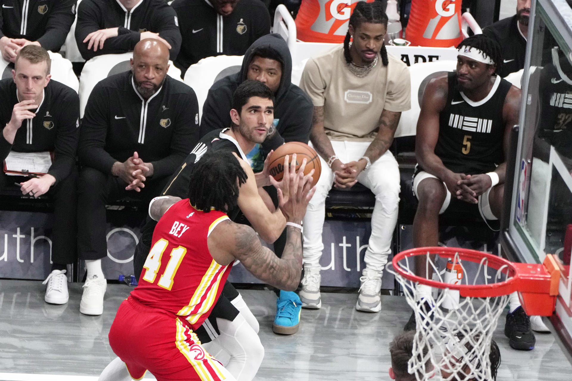 El jugador de Memphis Grizzlies Santi Aldama (7) apunta a canasta mientras el de Atlanta Hawks Saddiq Bev (41) defiende en la primera mitad del partido en el FedEx Forum de Memphis, Tennessee (EE. UU). EFE/ Karen Pulfer Focht
