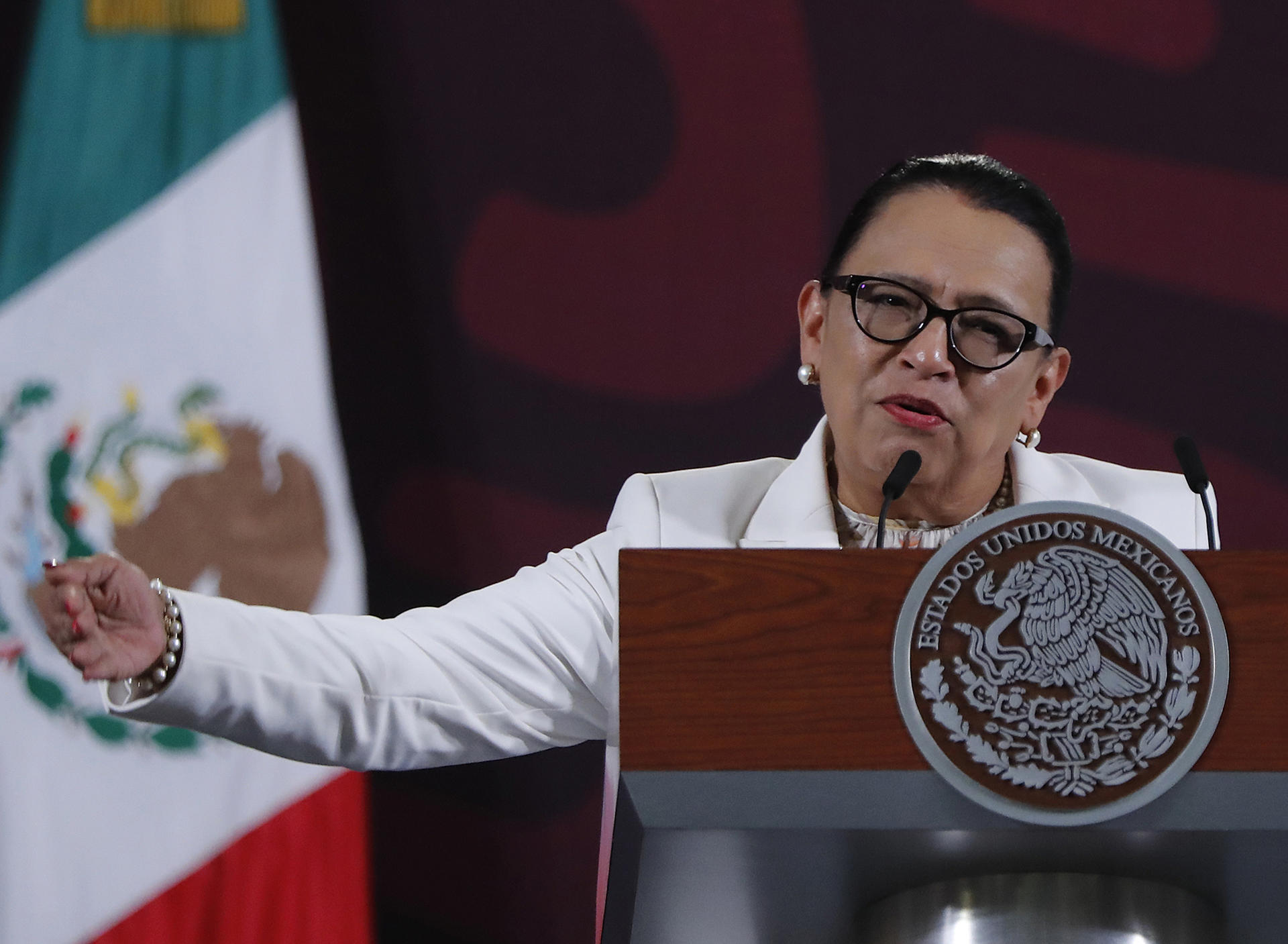 La secretaria de Seguridad y Protección Ciudadana (SSPC) Rosa Icela Rodríguez participa en una conferencia de prensa este martes, en el Palacio Nacional, en la Ciudad de México (México). EFE/Mario Guzmán
