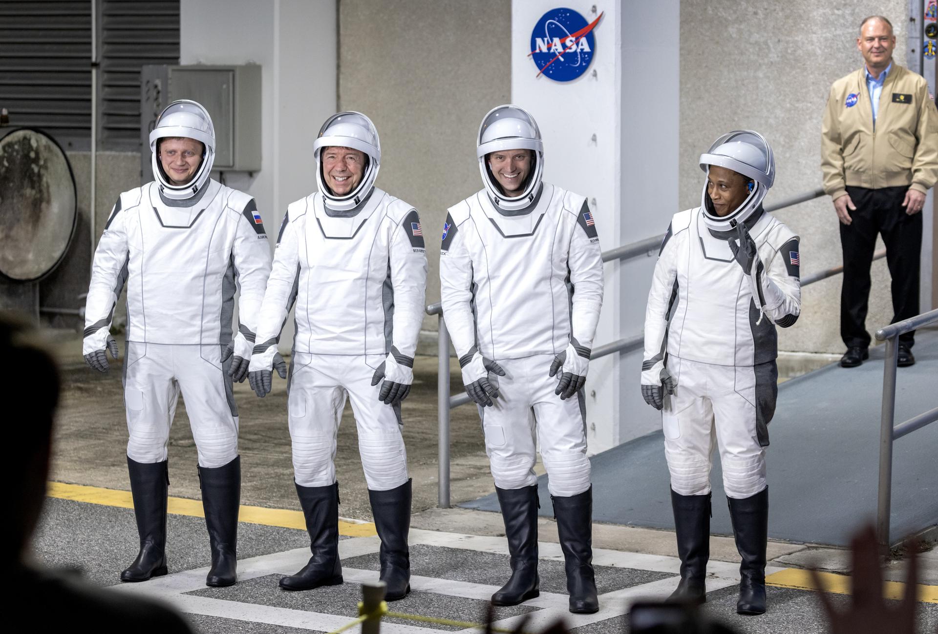 (De i a d) los miembros de la misión comercial tripulada de la NASA y SpaceX a la Estación Espacial Internacional Crew-8: Alexander Grebenkin, Michael Barratt, Matthew Dominick y Jeanette Epps fueron registrados este domingo, 3 de marzo, ante del despegue de la misión, en Titusville (Florida, EE.UU.). EFE/Cristóbal Herrera
