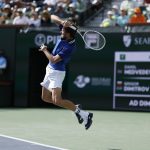 El tenista ruso Daniil Medvedev fue registrado este miércoles, 13 de marzo, al devolverle una bola al búlgaro Grigor Dimitrov, durante un partido de los octavos de final del Masters 1.000 de Indian Wells, en Indian Wells (California, EE.UU.) EFE/John G. Mabanglo