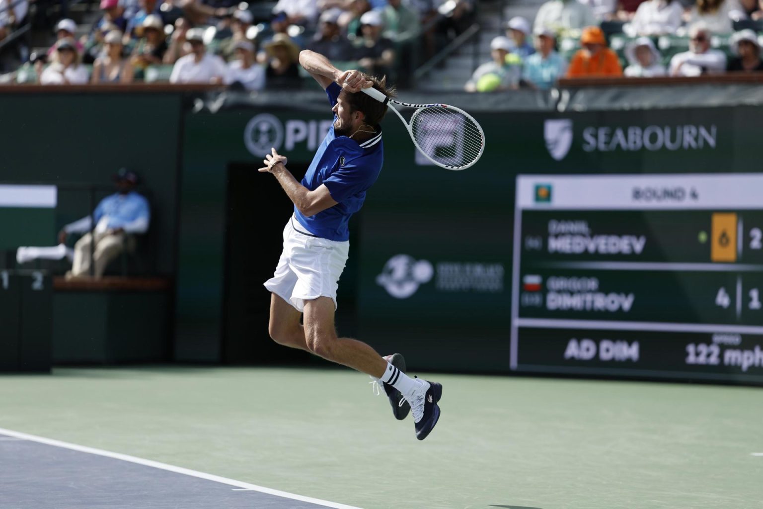 El tenista ruso Daniil Medvedev fue registrado este miércoles, 13 de marzo, al devolverle una bola al búlgaro Grigor Dimitrov, durante un partido de los octavos de final del Masters 1.000 de Indian Wells, en Indian Wells (California, EE.UU.) EFE/John G. Mabanglo