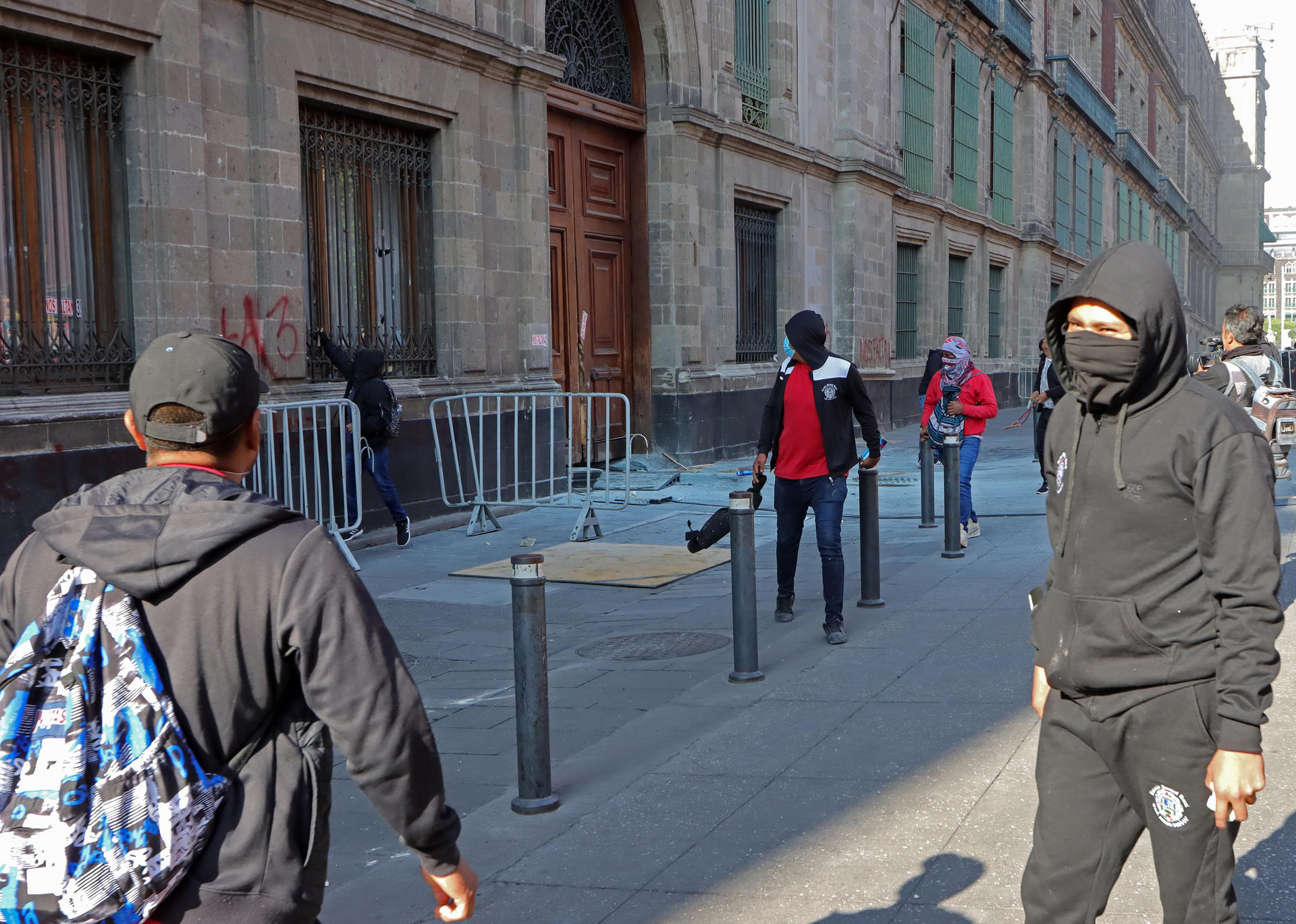 Manifestantes vandalizan una de las entradas al Palacio Nacional este miércoles, en Ciudad de México (México). . EFE/ Madla Hartz
