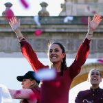 La candidata presidencial del oficialismo Movimiento de Regeneración Nacional (Morena), Claudia Sheinbaum, saluda a sus simpatizantes durante un acto público, en León (México). EFE/ Luis Ramírez