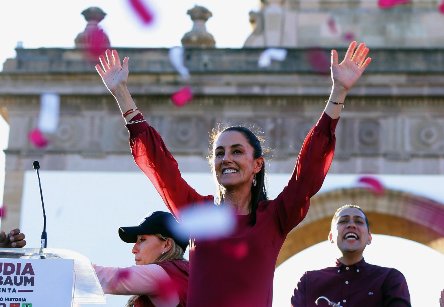 La candidata presidencial del oficialismo Movimiento de Regeneración Nacional (Morena), Claudia Sheinbaum, saluda a sus simpatizantes durante un acto público, en León (México). EFE/ Luis Ramírez