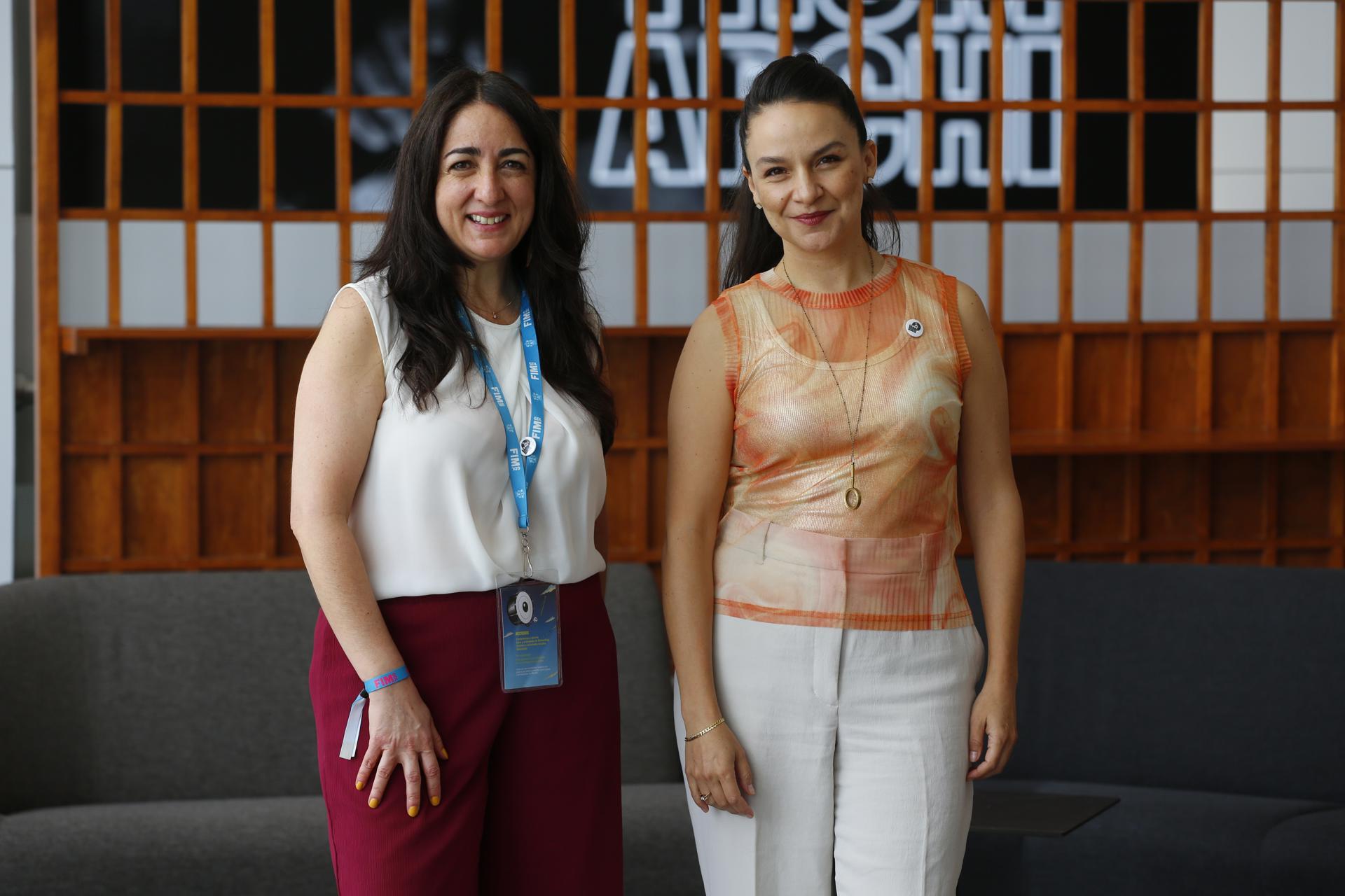 La supervisora musical Patricia Carrera (d) y la agente de licenciamiento Martha Fritz (i) posan al término de una entrevista con EFE este viernes, en el Conjunto Santander de Artes Escénicas de la ciudad de Guadalajara, en Jalisco (México). EFE/ Francisco Guasco
