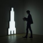 Fotografía de archivo que muestra una persona observando una obra del artista estadounidense Dan Flavin. EFE/Etienne Laurent