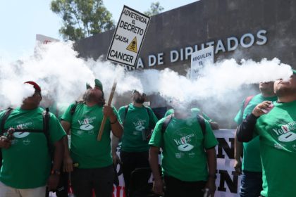 Personas a favor del ‘vapeo’ se manifestaron este martes frente a la Cámara de Diputados, en la Ciudad de México (México). EFE/ Mario Guzmán