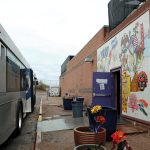 Fotografía de archivo que muestra un autobús frente a la puerta del albergue Casa Alitas, en Tucson, Arizona (EE.UU.). EFE/ María León