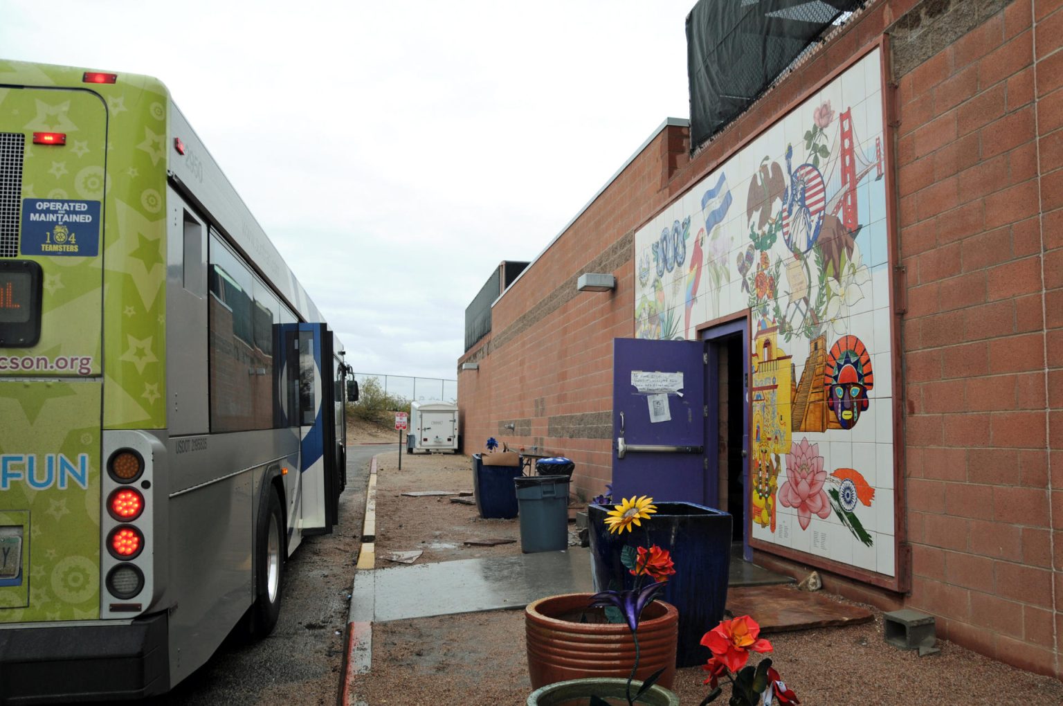 Fotografía de archivo que muestra un autobús frente a la puerta del albergue Casa Alitas, en Tucson, Arizona (EE.UU.). EFE/ María León