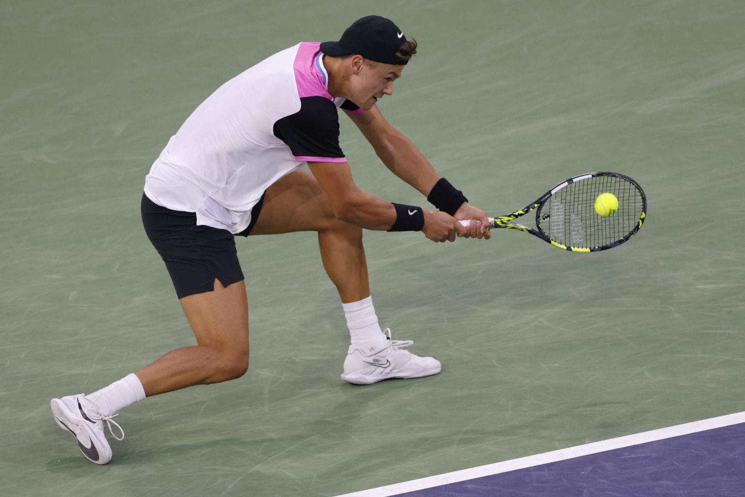 El tenista danés Holger Rune fue registrado este miércoles, 13 de marzo, al devolverle una bola al estadounidense Taylor Fritz, durante un partido de los octavos de final del Masters 1.000 de Indian Wells, en Indian Wells (California, EE.UU.). EFE/John G. Mabamglo