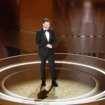 El presentador de los Premios Óscar, Jimmy Kimmel, este 10 de marzo de 2024, en el Dolby Theatre de los Ángeles, durante la edición 96 de los Premios de la Academia. EFE/ Caroline Brehman