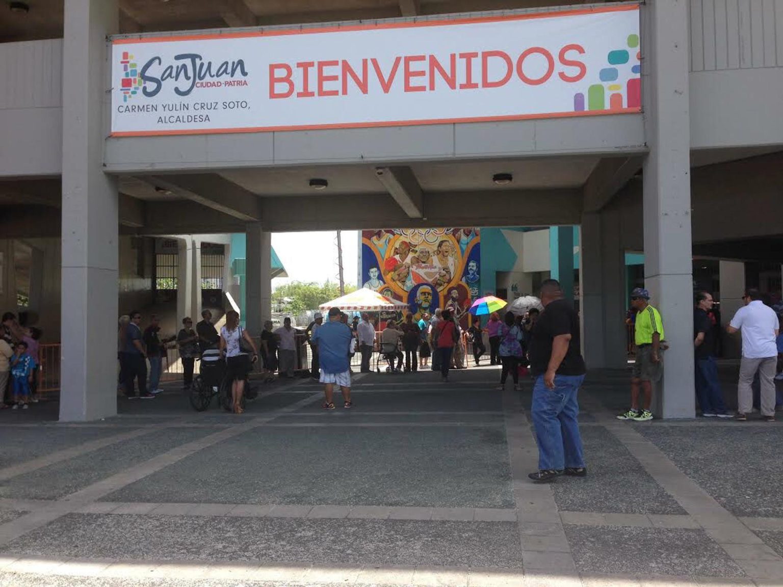 Fotografía de archivo de una vista general de personas formando una fila para entrar al coliseo Roberto Clemente de San Juan (Puerto Rico). EFE/Jorge Muñiz