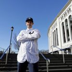 Fotografía de archivo en la que se registró al manager del equipo estadounidense de béisbol Yankees de Nuvea York, Aaron Boone, frente a una de las entradas del Yankee Stadium, en el distrito del Bronx, en Nueva York (NY, EE.UU.). Boone anunció que el zurdo cubano Néstor Cortés lanzará para la novena del Bronx en el primer partido de la temporada 2024 de la MLB. EFE/Jason Szenes