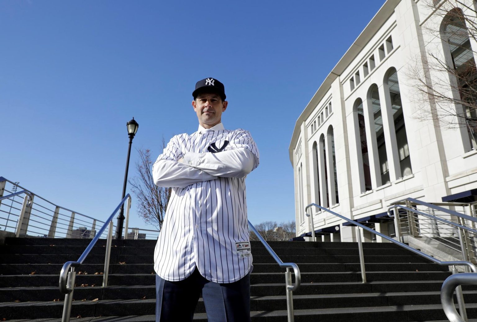 Fotografía de archivo en la que se registró al manager del equipo estadounidense de béisbol Yankees de Nuvea York, Aaron Boone, frente a una de las entradas del Yankee Stadium, en el distrito del Bronx, en Nueva York (NY, EE.UU.). Boone anunció que el zurdo cubano Néstor Cortés lanzará para la novena del Bronx en el primer partido de la temporada 2024 de la MLB. EFE/Jason Szenes