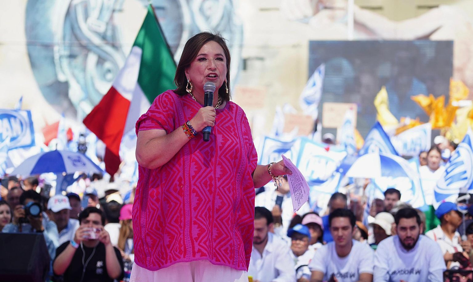 Fotografía cedida este domingo por Xóchitl Gálvez Prensa donde se observa a la candidata presidencia del frente opositor Fuerza y Corazón por México, Xóchitl Gálvez, durante su participación en un acto público en la ciudad de Querétaro (México). EFE/ Xóchitl Gálvez Prensa /SOLO USO EDITORIAL/SOLO DISPONIBLE PARA ILUSTRAR LA NOTICIA QUE ACOMPAÑA (CRÉDITO OBLIGATORIO)