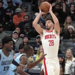 Fotografía de archivo en la que se registró al basquetbolista turco Alperen Sengun (c-d), pívot de los Rockets de Houston, durante un partido de la NBA, en el coliseo FedEx Forum, en Memphis (Tennessee, EE.UU.). EFE/ Karen Pulfer Focht