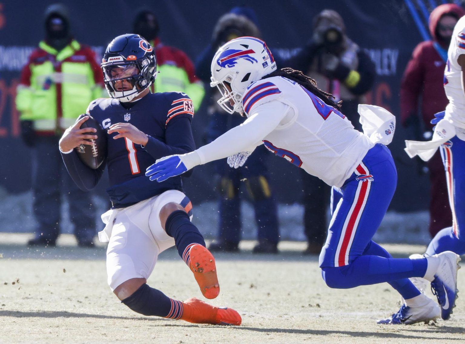 Fotografía de archivo en la que se registró al mariscal de campo Justin Fields (i), al actuar para los Bears de Chicago y quien jugará la temporada 2024 de la NFL para los Steelers de Pittsburgh. EFE/Tannen Maury