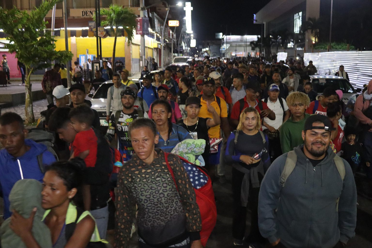 Fotografía de archivo de migrantes que salen en caravana en la madrugada hacia Estados Unidos, en la ciudad de Tapachula, estado de Chiapas (México). EFE/Juan Manuel Blanco