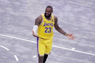 Lebron James, alero estrella de los Lakers de Los Ángeles, fue registrado este miércoles, 27 de marzo, durante un partido de la NBA contra los Grizzlies de Memphis, en el coliseo FedEx Forum, en Memphis (Tennessee, EE.UU.). EFE Karen Pulfer Focht