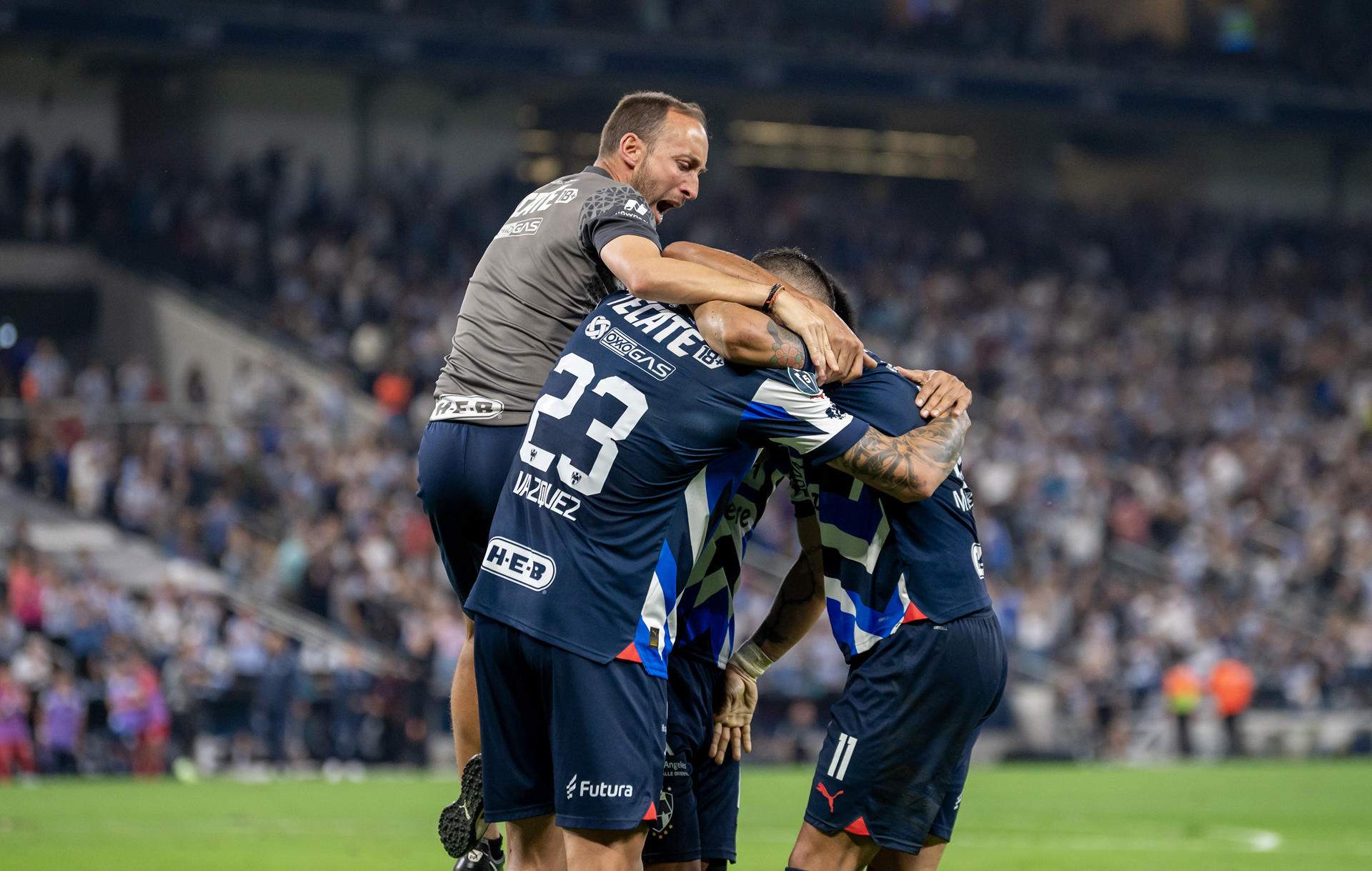 Jugadores de los Rayados de México fueron registrados este jueves, 14 de marzo, al festejar un gol que le anotaron al Cincinnati de Estados Unidos, durante el partido de vuelta de esta llave de los octavos de final de la Copa de Campeones de la Concacaf, en el Estadio BBVA, en Monterrey (México). EFE/Miguel Sierra
