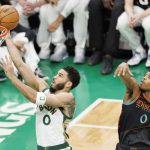 Fotografía de archivo, tomada el pasado 9 de febrero, en la que se registró a Jayson Tatum (2i), alero estrella de los Celtics de Boston, al atacar el aro que defendían los Wizards de Washington, durante un partido de la NBA, en Boston (Massachusetts, EE.UU.). Tatum volvió este domingo, 17 de marzo a liderar a su equipo (con 30 puntos, 6 rebotes y 6 asistencias), para imponerse a domicilio 104-130 sobre el quinteto capitalino. EFE/CJ Gunther