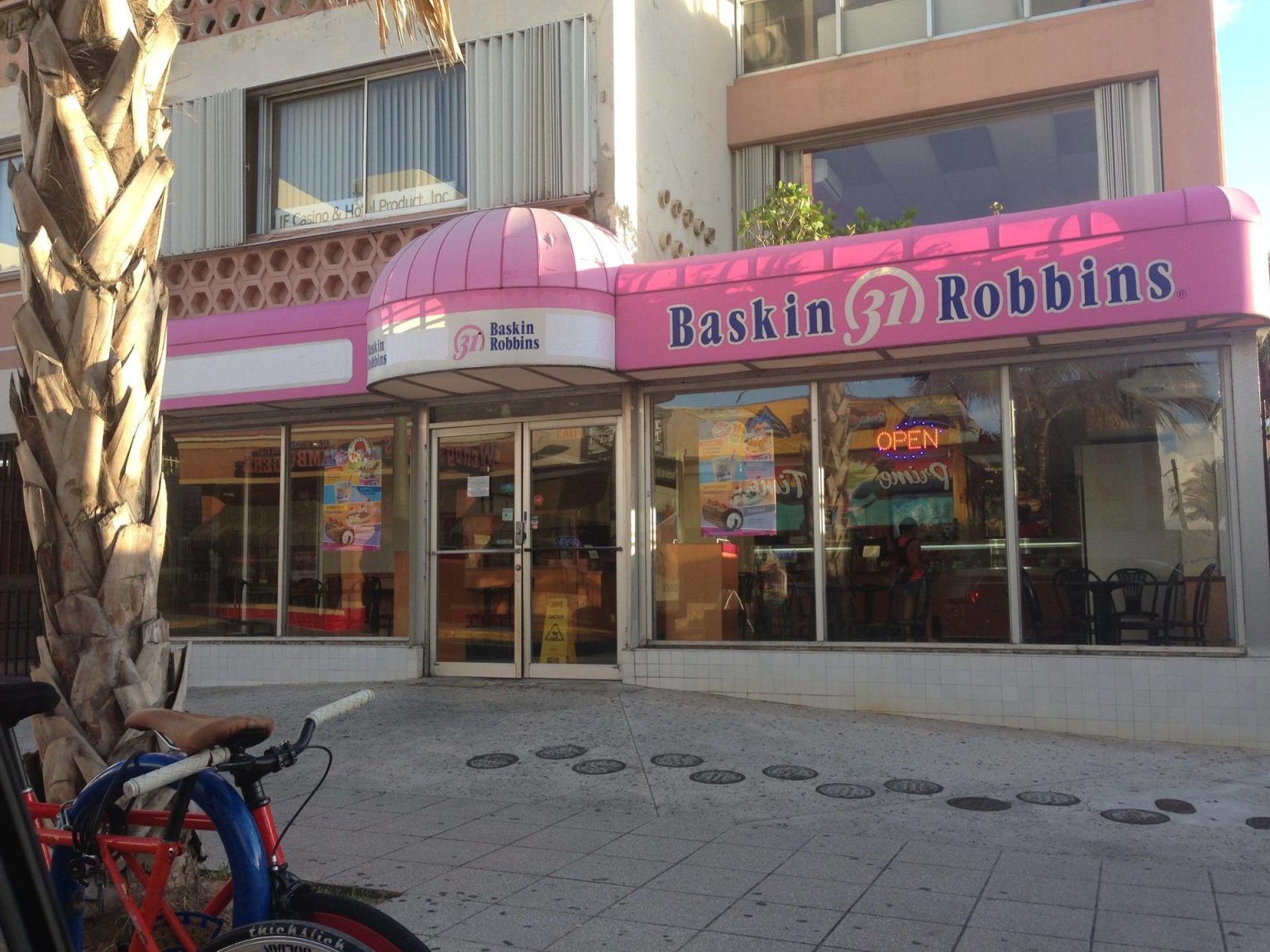 Fotografía de archivo en donde se aprecia la heladería Baskin Robbins. EFE/Jorge Muñiz