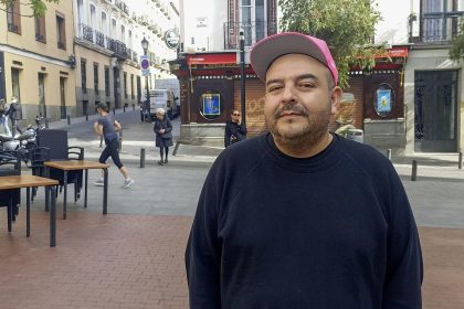 El músico mexicano Camilo Lara posa para el fotógrafo durante una entrevista con EFE, este viernes en Madrid. EFE/Sheila Noda Alonso