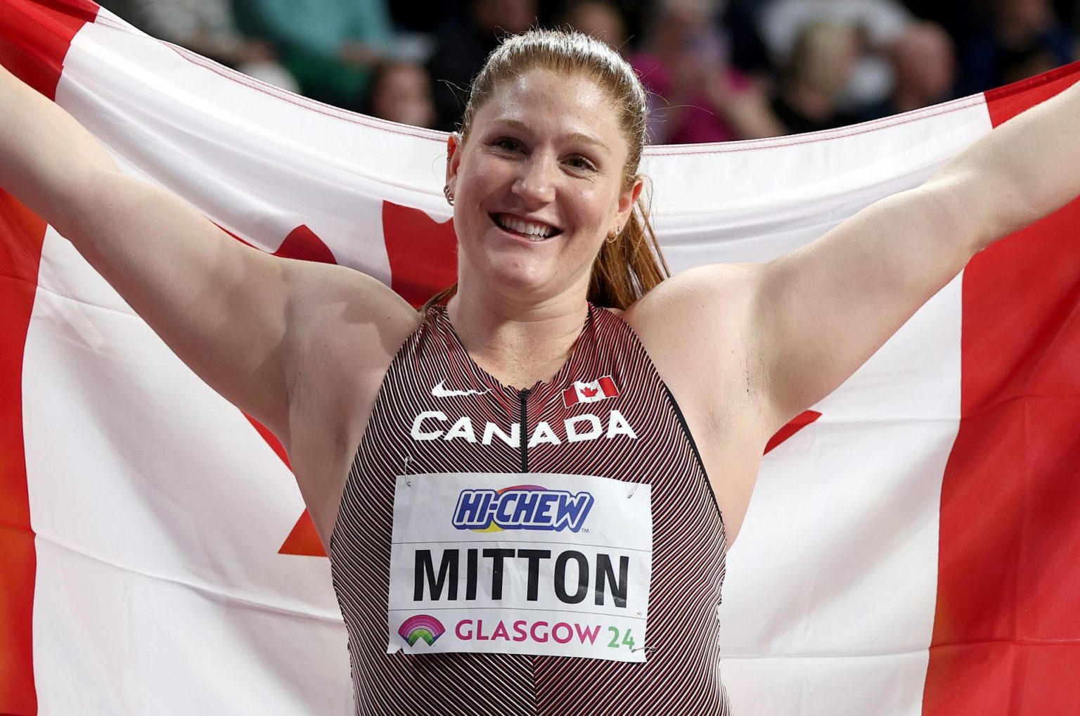 La canadiense Sarah Mitton se proclamó campeona del mundo de pista cubierta en lanzamiento de peso, con una marca de 20.22 metros en su sexto y último intento, en la primera final de los Mundiales que se disputan en Glasgow (Escocia). EFE/EPA/ADAM VAUGHAN